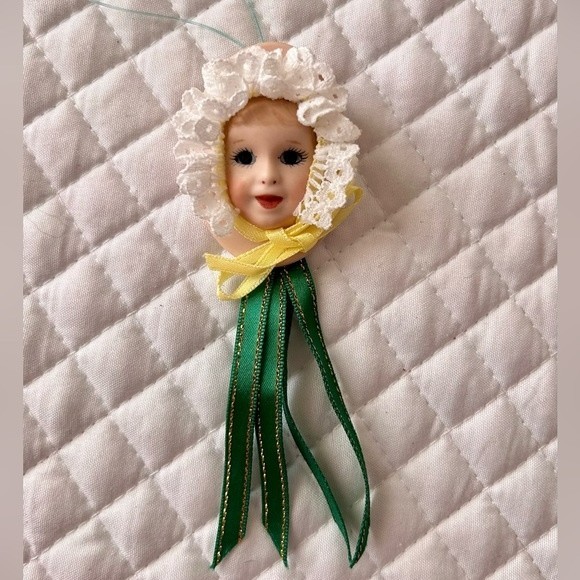 Vintage cameo style handmade ornament with doll’s face. White frilly bonnet. - Picture 1 of 3
